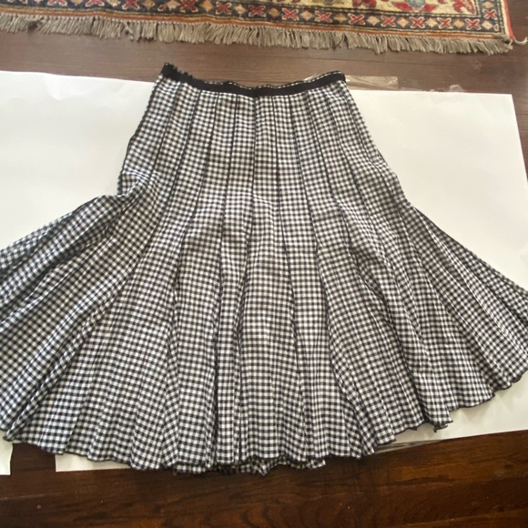Black and white A-line stitched pleated skirt. - Picture 8 of 9